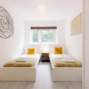 Spacious Flat In South With Balcony - Pass The Keys Apartment London